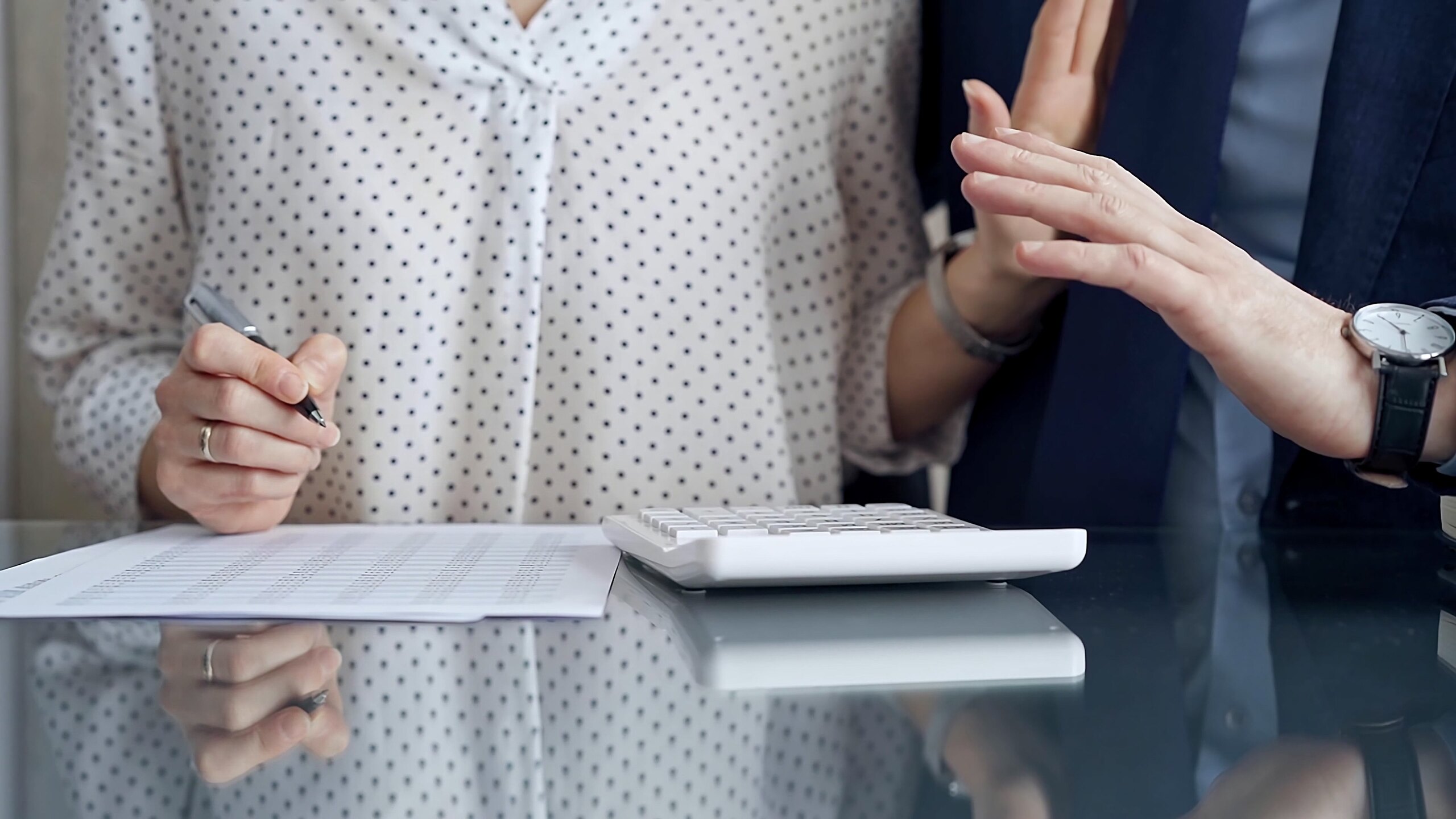 silence-no-more-act-florida-ndas-2 Employer and employee discussing paperwork and confidentiality terms, related to the Silence No More Act and Florida nondisclosure agreements.